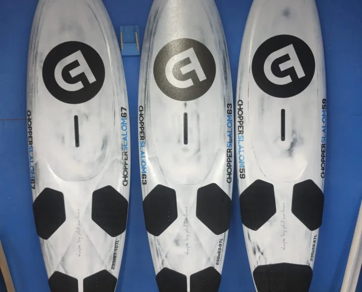 Petite série de planches de slalom pour 2025